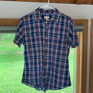 Medium, short sleeve Sonoma button down shirt.